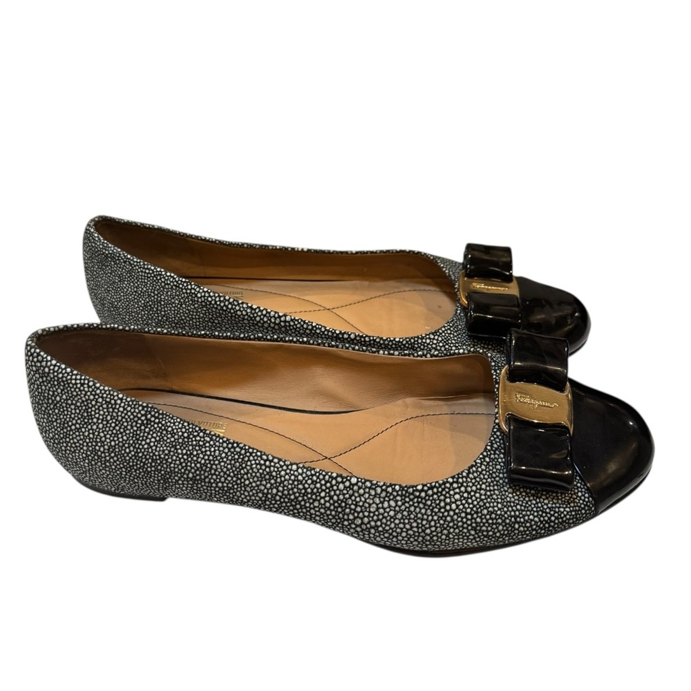 Salvatore Ferragamo Vara Bow Flats 7B – Stingray-Print Leather & Patent Cap Toe - Picture 3 of 16